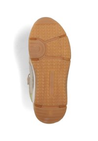 Profiel van een schoen met een getextureerde, gumrubberen zool. Heeft een plat ontwerp met groeven en een cirkelvormig patroon bij de hiel. Lichtbeige kleur.