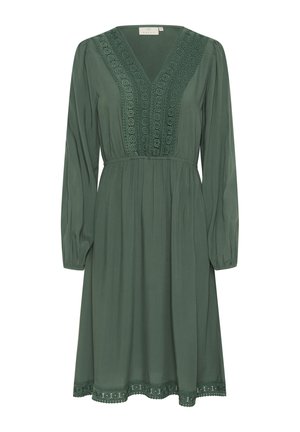 Groene jurk van zachte stof met lange mouwen, V-hals en decoratieve kantafwerking langs de borst en zoom.