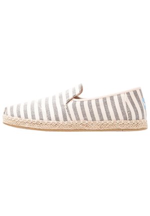 Espadrille rayée beige et noire, dotée d'une semelle en jute tressé, d'un design sans lacets et d'une tige en toile texturée.