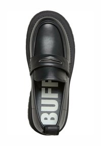 Schwarzer Leder-Schlüpfschuh mit abgerundetem Zehenbereich, glatter Textur, einem Riemen über dem Fußrücken und dem Wort "BUFF" auf der Innensohle.