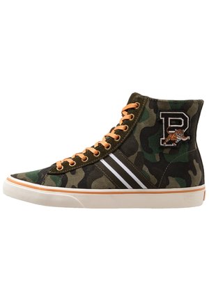 Wysokie sneakersy z zielonym wzorem kamuflażu, pomarańczowymi sznurówkami, białymi paskami po bokach i naszywką z literą P i tygrysem.