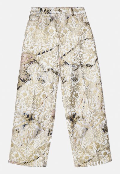 Pantaloni largi dintr-un material texturat, cu un model damasc aurie și neagră pe un fundal alb, având un design cu talie înaltă.