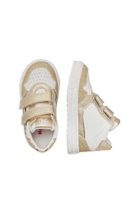 Guld- och vit sneakers med en texturerad yta, nätinslag, dubbla kardborreband och en gummisula med mönster.