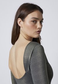 ROUGEGORGE ISALYS - Body - vert