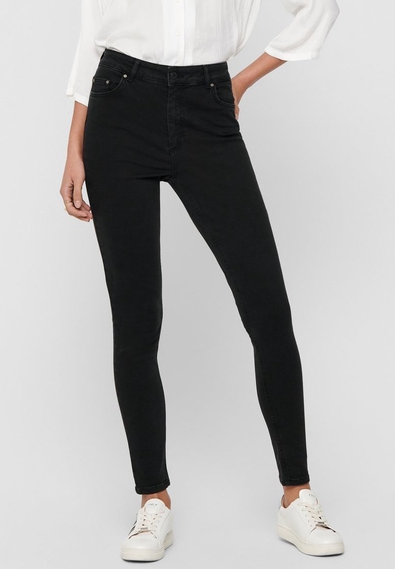 Jeans skinny de tiro alto en negro, confeccionados en un material de denim suave, que cuentan con bolsillos frontales, pasadores para cinturón y un diseño de pierna ajustada.