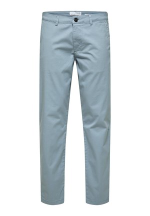 Pantalons en coton bleu clair avec une texture lisse, poches avant, fermeture éclair et bouton unique. Design de jambes fuselées et ourlet à revers.