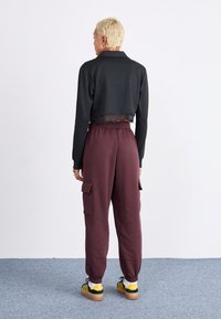 adidas Originals Hlačami s stranskimi žepi - shadow brown