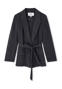 Blazer nero con texture, colletto sciallato, maniche lunghe, chiusura anteriore con nodo e due tasche a pattina. Tessuto leggero con finitura stropicciata.