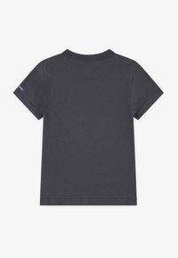 Szürke pamutpóló kerek nyakkal, rövid ujjakkal és egyszínű hátrésszel. A bal ujjon világoskék kis logó található.