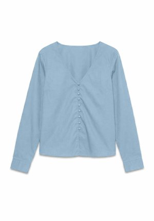 Chemisier bleu clair à manches longues avec col en V et boutons recouverts de tissu sur le devant au centre.