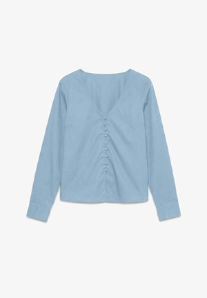 Chemisier bleu clair à manches longues avec col en V et boutons recouverts de tissu sur le devant au centre.