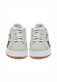 Šedé syntetické tenisky s perforovanou špičkou, čiernymi bočnými akcentmi, bielou strednou podrážkou a gumovou podrážkou. Obsahujú ploché šnúrky a nášivku s logom.