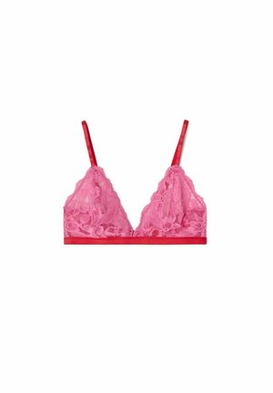 Roze kanten bralette met een bloemenpatroon, voorzien van dunne verstelbare bandjes en een rode satijnen onderband. Driehoekige cupvorm.
