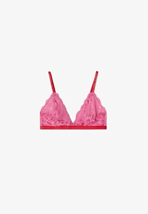 Roze kanten bralette met een bloemenpatroon, voorzien van dunne verstelbare bandjes en een rode satijnen onderband. Driehoekige cupvorm.