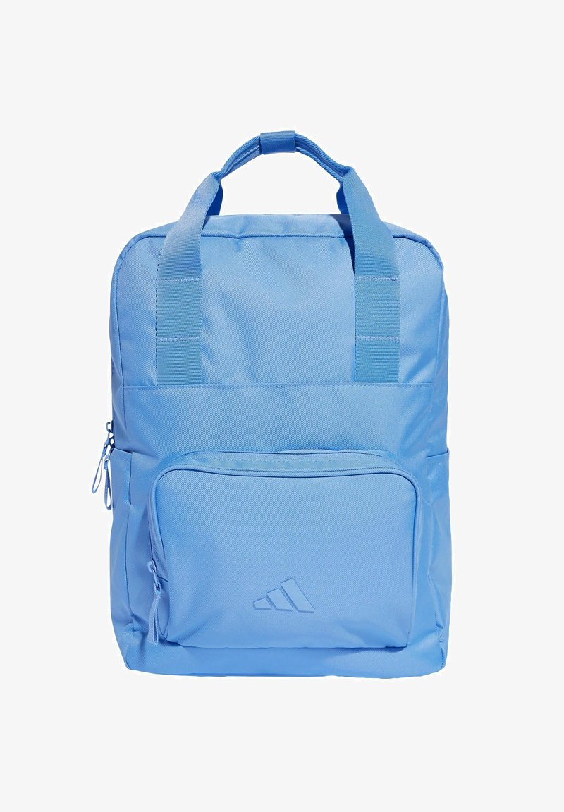 Světle modrý batoh vyrobený z odolné tkaniny, s dvěma robustními popruhy, přední kapsou na zip a subtílním logem na dolní části přední strany.