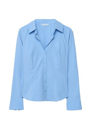 Jasnoniebieska bluzka damska z długim rękawem, zapinana na guziki, z kołnierzykiem i szerokimi mankietami, dopasowanego kroju, prezentowana na białym tle.