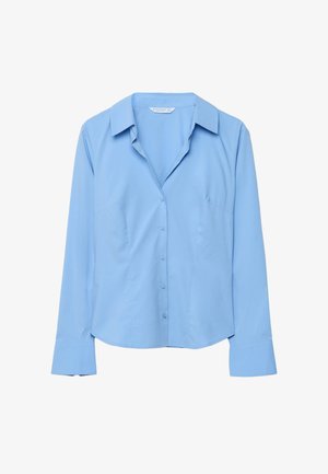 Jasnoniebieska bluzka damska z długim rękawem, zapinana na guziki, z kołnierzykiem i szerokimi mankietami, dopasowanego kroju, prezentowana na białym tle.