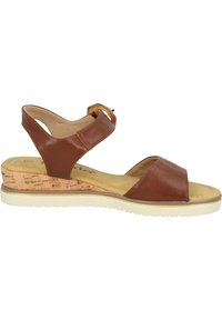 Brązowe skórzane sandały z korkowym wedge'em, otwartym noskiem, regulowanym paskiem z sześciokątną klamrą oraz wyściełaną wkładką.