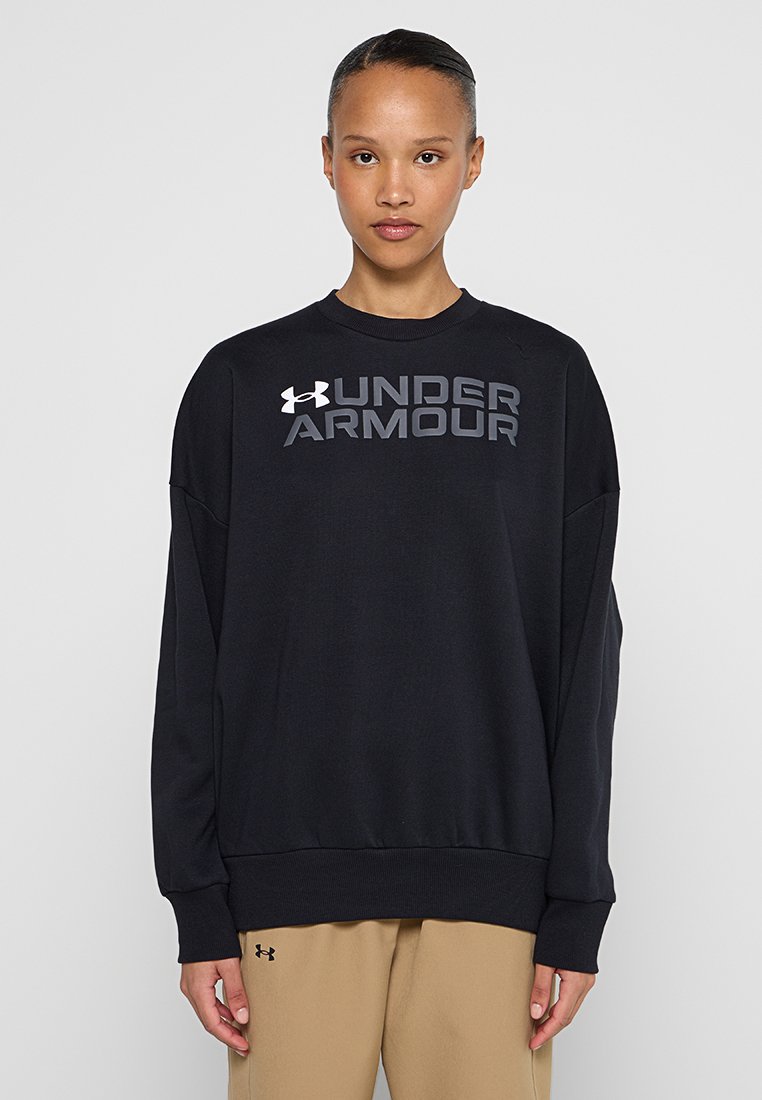 Schwarzer Pullover aus weichem Stoff mit Rundhalsausschnitt, überschnittenen Schultern und grauem "UNDER ARMOUR"-Logo auf der Brust.