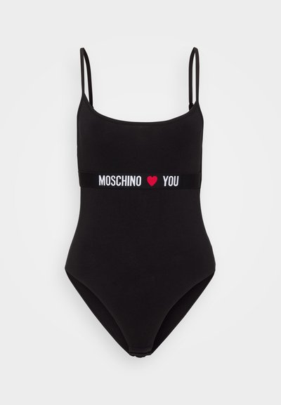Crni kupaći kostim s tankim podešivim trakama i širokim pojasom na kojem piše "MOSCHINO ❤️ YOU" u bijelim i crvenim slovima. Elegantni dizajn s visokim izrezom na nogama.