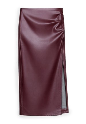 Jupe midi en similicuir violet foncé avec une fente latérale et un détail subtil froncé près de la taille.