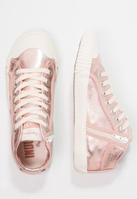 Sneakers v růžovém zlatě s krémovými podrážkami, s klasickým šněrováním, zipovým detailem a texturovaným povrchem.