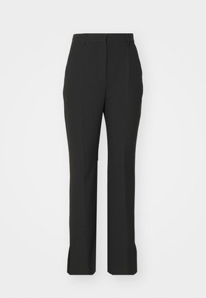 Czarne dopasowane spodnie, prosta nogawka, z fałdami z przodu, wykonane z gładkiego materiału, z bocznymi rozcięciami u dołu.
