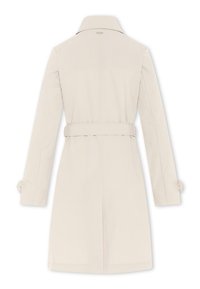 Lichtbeige trenchcoat van glad materiaal, met een ceintuur in de taille, lange mouwen en een klassieke kraag. Achteraanzicht zonder patronen.