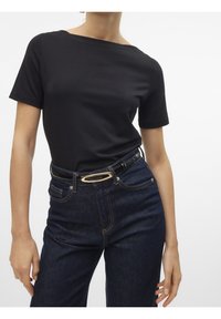 Czarny t-shirt z krótkimi rękawami i okrągłym dekoltem, zestawiony z ciemnoniebieskimi jeansami z wysokim stanem, ozdobionymi paskiem z owalną klamrą w kolorze złota.