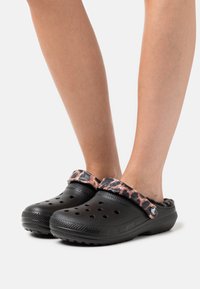 Crocs CLASSIC LINED ANIMAL REMIX  - Ciabattine - black/multicoloured