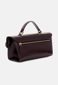 Borsa in pelle verniciata bordeaux con design strutturato, dotata di manico superiore e dettaglio con zip oro sul davanti.