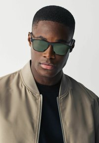 Next CLUBMASTER POLARISED - REGULAR FIT - Solglasögon - black and green