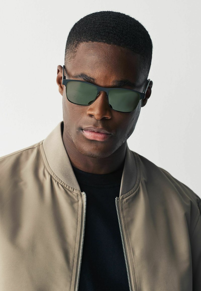 Next CLUBMASTER POLARISED - REGULAR FIT - Solglasögon - black and green