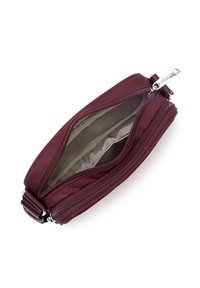 Piccolo sacchetto bordeaux con zip, dotato di due scomparti, uno aperto per mostrare la fodera beige e le tasche interne, isolato su sfondo bianco.