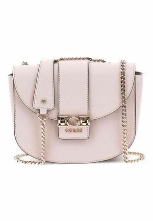 Sac à main en simili cuir rose blush avec un design de rabat courbé, quincaillerie dorée comprenant un fermoir et une bandoulière en chaîne. Texture lisse, accents minimalistes.