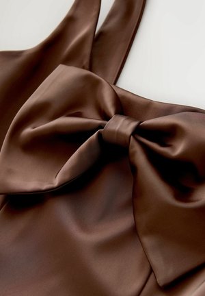 Braunes Satinkleid mit großem Schleifendetail am Ausschnitt, glatter Textur und breiten Trägern, die eine fließende Silhouette erzeugen.