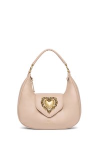 Borsa a tracolla in pelle rosa chiaro dalla forma curva, con dettaglio della chiusura a forma di cuore dorato. Presenta un'unica tracolla per il trasporto.