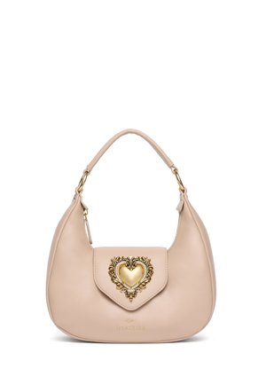 Borsa a tracolla in pelle rosa chiaro dalla forma curva, con dettaglio della chiusura a forma di cuore dorato. Presenta un'unica tracolla per il trasporto.
