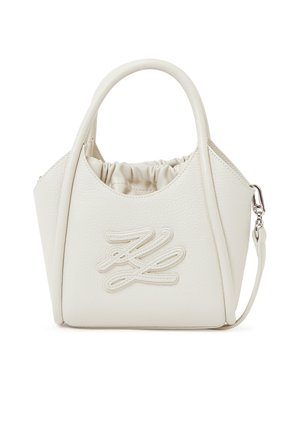 Bela usnjena torbica z zaobljenimi ročaji, zgrčeno zgornjo odprtino, odstranljivim trakom in všitimi dekorativnimi inicialkami spredaj.
