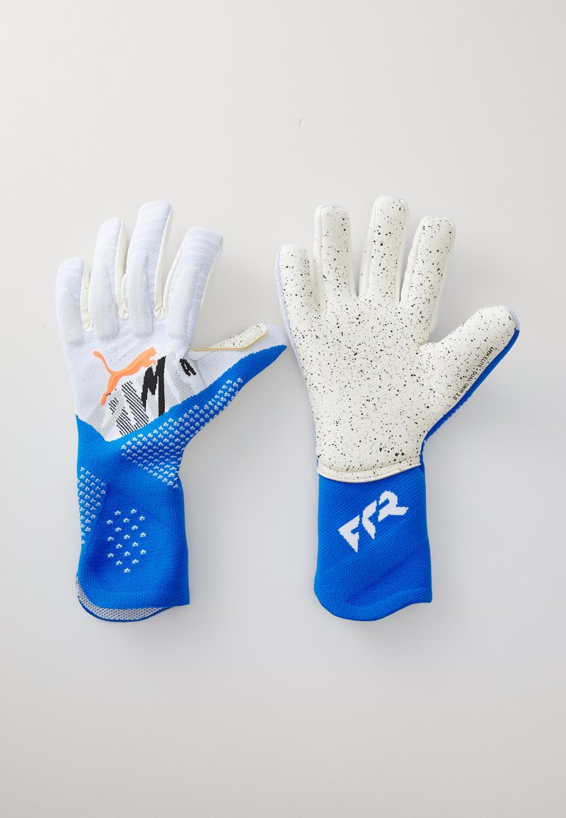 Kiváló kapus kesztyűk kék szövetből készült testtel és tapadási mintákkal. Fehér tenyerük fekete pöttyökkel díszítve, a hüvelykujjon és a csuklón a márkajelzés látható.