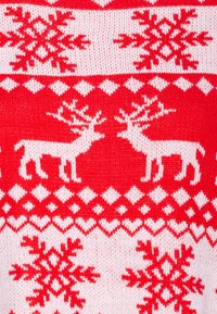 Czerwony sweter z dzianiny z białymi wzorami reniferów i płatków śniegu. Posiada na zmianę poziome sekcje z geometrycznymi i świątecznymi motywami.