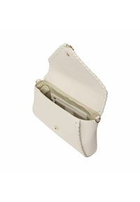 Lys beige læder clutch med vævet kantdetalje, guldfarvet snaplukning og indvendige rum til kort og kontanter.