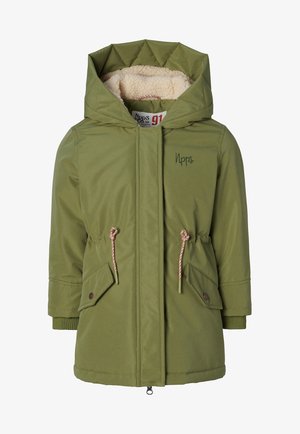 Giacca imbottita verde con fodera in pelliccia sintetica. Dotata di cappuccio, coulisse in vita, due tasche frontali e polsini a costine.