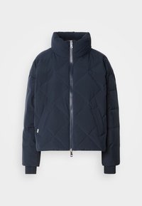 Veste matelassée bleu marine avec un col montant, une fermeture éclair à l'avant et des poches latérales. Comprend des poignets côtelés et une coupe courte. Texture de tissu lisse.