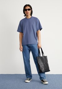 adidas Originals P ESS TEE - Navadna majica - preloved ink