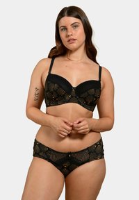 Ensemble de lingerie noire comprenant un soutien-gorge à motif avec des bordures en dentelle, des accents dorés et des culottes taille haute assorties avec des designs géométriques.