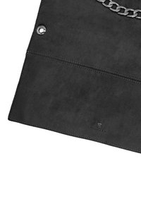 Clutch in suede nera con finitura strutturata, caratterizzato da un accento in catena argentata e una chiusura a scatto. Include un branding sottile nella parte inferiore.