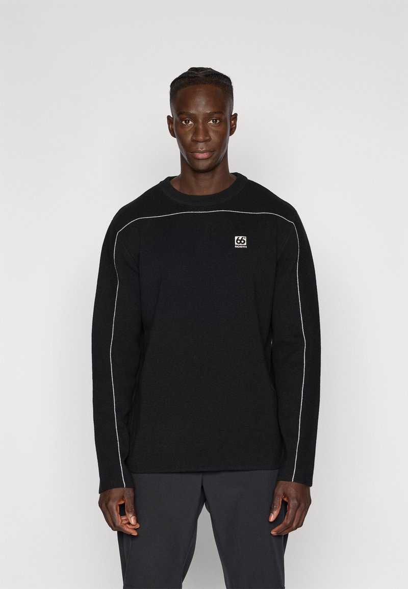 Maglione nero con collo a giro, caratterizzato da dettagli di cucitura bianca lungo le spalle e un piccolo patch del marchio sul petto.