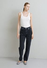 Filippa K BAGGY TAPERED  - Relaxed fit jeans - charcoal