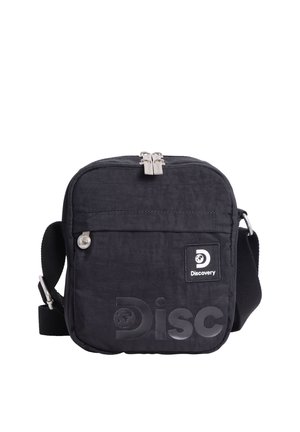 Schwarze quadratische Umhängetasche mit Reißverschlussfach vorne, verstellbarem Riemen und "Discovery"-Logo auf der Vorderseite.